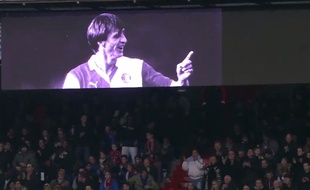Le public de la rencontre entre le Feyenoord et le Sparta Rotterdam a rendu hommage à Cruyff le 24 mars 2016.