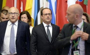 Le président français François Hollande et son ministre des Finances Michel Sapin (G) à l'issue du sommet de l'Eurogroupe sur la Grèce le 13 juillet 2015 à Bruxelles
