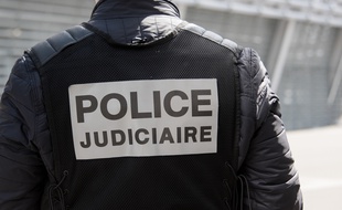 Un policier de la PJ de Lille, en mai 2016