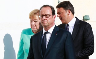 François Hollande (au centre) lors d'une conférence de presse commune avec les dirigeants allemand Angela Merkel et italien Matteo Renzi, le 22 août 2016.