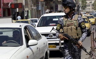 Cinq personnes ont péri dimanche dans des attaques en Irak, dont une double explosion qui a tué trois policiers et en a blessé trois autres venus leur porter secours, a-t-on appris de sources médicale et de sécurité.