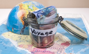 Plusieurs dispositifs permettent aux ménages les plus précaires de partir en vacances à moindre coût.