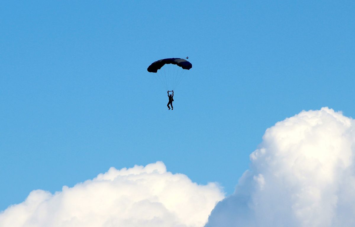 États-Unis : Son parachute ne s’ouvre pas, un jeune homme de 25 ans survit après une chute de p image