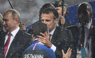 Emmanuel Macron embrasse le front d'Antoine Griezmann le 15 juillet 2018. AFP PHOTO / FRANCK FIFE