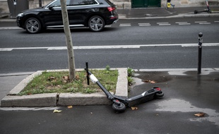 Illustration. Une trottinette électrique dans Paris. Octobre 2019.