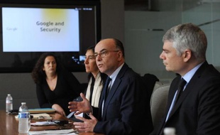 Le ministre de l'Intérieur Bernard Cazeneuve lors d'une rencontre avec des responsables de Google le 20 février 2015 à Mountain View dans la Silicon Valley en Californie