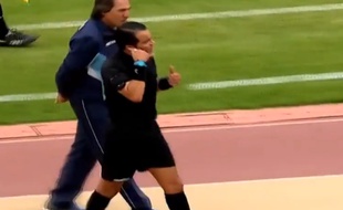 Un arbitre equatorien va confisuqer le téléphone portable d'un coach, le 16 novembre 2014.