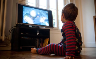Un enfant regarde la télévision.