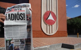 Un homme montre le dernier exemplaire du quotidien «Norte de Ciudad Juarez», le 2 avril 2017, qui a décidé de fermer après l'assassinat d'une de ses journalistes.