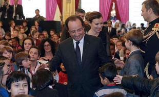 Le président Francois Hollande (C) et sa compagne, Valerie Trierweiler, parmi les enfants invités à la fête de Noël de l'Elysee, le 18 décembre 2013.