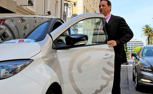 Thierry Chiocca, directeur des activités «nouvelles mobilités» chez Transdev, l’exploitant du service Auto Bleue, à bord d'une Zoé électrique.