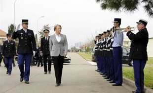 Le Conseil des ministres a adopté jeudi le projet de loi qui va placer, à partir du 1er janvier 2009, la gendarmerie sous l'autorité hiérarchique du ministère de l'Intérieur, finalisant le processus de rapprochement police-gendarmerie initié dès 2002.