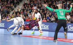 Le pivot nantais Nicolas Tournat face au gardien parisien Thierry Omeyer.