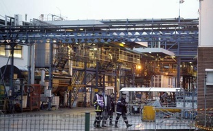 Les opérations de neutralisation du mercaptan, un gaz nauséabond qui s'échappe depuis lundi d'une usine chimique de Rouen, ont débuté mercredi, peu avant 1H00 du matin, et la ministre de l'écologie Delphine Batho a annoncé qu'une enquête administrative sera ouverte sur cette pollution.