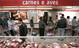 Des clients faisant la queue pour acheter de la viande à Sao Paulo, le 30 mai 2007