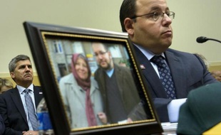 Ali Rezaian assis près de la photo du journaliste du Washington Post Jason Rezaian, le 2 juin 2015 à Washington