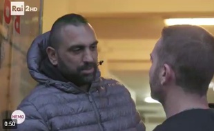 Roberto Spada a subitement assené un violent coup de tête au journaliste, lui fracturant le nez