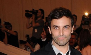 La rumeur l'annonçait, Louis Vuitton l'a officiellement nommé lundi : le styliste français Nicolas Ghesquière succède à l'Américain Marc Jacobs chez Vuitton où il dirigera les collections féminines, alors que la griffe a entamé un repositionnement sur des produits plus exclusifs.