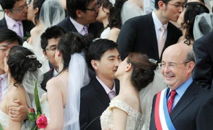 Le sénateur-maire socialiste de Tours, Jean Germain, mis en cause dans l'affaire dite des "mariages chinois", entourés de malversations présumées dans sa ville, a échappé mercredi à la levée de son immunité parlementaire, réclamée par la justice.