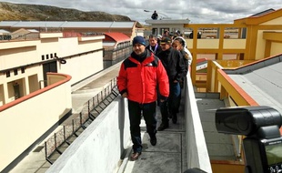Le ministre de l'Intérieur du Pérou, José Luis Pérez Guadalupe, à l'inauguration d'une prison à 4.100 m d'altitude.