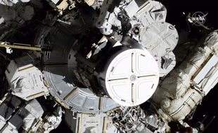 Vendredi 18 octobre, les astronautes américaines Christina Koch et Jessica Meir sont sorties de la Station spatiale internationale pour effectuer une réparation. C'est la première fois que deux femmes mènent une sortie dans l'espace.