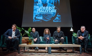 L’agent Sebastien Farran, le directeur artistique Bertrand Lamblot , la directrice du Label Warner Rose-Hélène Chassagne, le compositeur Yodelice et Thierry Chassagne, président de Warner Music France lors de la conférence de presse à l’occasion de la sortie de Mon pays, c’est l’amour.