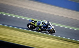 La Suzuki N.1, championne du monde en titre, a de nouveau fait honneur à son rang vendredi en s'installant en position de pointe de la 76e édition du Bol d'Or, première épreuve de la saison mondiale d'endurance, qui se disputera ce week-end à Magny-Cours (centre).
