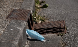 Un masque chirurgical abandonné dans le caniveau le 18 mai dernier à Gacé dans l'Orne
