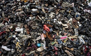 Chaussons, bottines et tennis s'accumulaient samedi place de la Bastille à Paris en soutien à l'association Handicap International contre les mines antipersonnel et bombes à sous-munitions qui continuent à tuer et mutiler dans le monde.