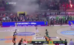 C'était littéralement le feu dans les tribunes lors de la finale des play-offs entre l'Olympiakos et le Pana.