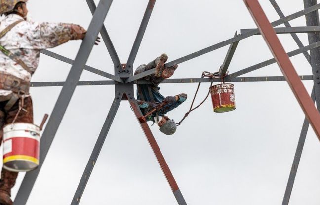 Lille : Des peintres à 60 m de hauteur et la tête à l'envers pour rénover les pylônes électriques