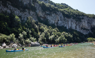 Photo d'illustration de canoës dans les gorges de l'Ardèche.