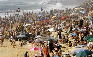 Moins d'apéritifs au bar de la plage, chasse aux "promos" sur internet, séjours en "tribu" dans la maison familiale: ils tenteront certes de dépenser moins sur place, mais les Français seront plus nombreux à partir cet été, malgré l'envolée des prix à la pompe.