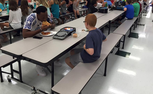 En août 2016, le geste spontané du footballeur américain Travis Rudolph venu s'assoir à la table de Bo a changé la vie quotidienne du jeune autiste de 11 ans soudainement devenu très populaire.
