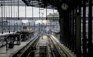Les rails déserts de la gare de Lyon le 15 juin 2014 à Paris