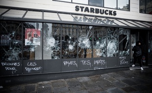 Le café Starbucks devant la Gare Saint-Lazare à Paris le 9 décembre 2018 au lendemain des manifestations