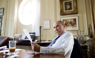 Le sénateur-maire UMP de Corbeil-Essonnes Serge Dassault dans son bureau du Rond-point des Champs-Elysées le 6 décembre 2013.