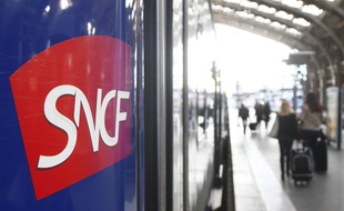Lille, le 12 dcembre 2011. Depuis le 11 dcembre, la SNCF change les horaires de ses trains appel le 'cadencement'. Les trains partiront dsormais la mme minute de chaque heure. Illustration ici en gare de Lille Flandres.