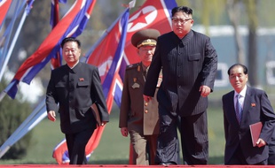 Choe Ryong Hae (à g.), le directeur du département de l'Organisation au sein du Parti des travailleurs de Corée, est l'un des trois responsables visés par les sanctions.