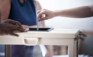 Bureau de vote Numero 2, pour les les élections legislatives, a Evry, le 11 Juin 2017. Credit:NICOLAS MESSYASZ/SIPA/