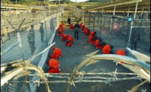 La Cour suprême des Etats-Unis devrait se prononcer ce jeudi sur la validité des tribunaux militaires de Guantanamo, une décision très attendue par la communauté internationale qui multiplie les pressions pour une fermeture de la prison américaine