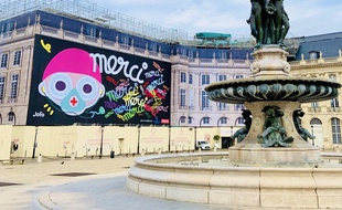 L'oeuvre géante de Jofo installée place de la Bourse à Bordeaux.