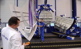 L'assemblage du futur long-courrier d'Airbus, l'A350, en matériau composite, va démarrer "dans les tout prochains jours" à Toulouse, siège de l'avionneur européen, ouvrant la voie aux premiers essais en vue de la certification de l'appareil qui doit entrer en service en 2014.