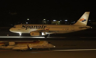 La compagnie aérienne espagnole Spanair, en grande difficulté financière, a annoncé vendredi avoir cessé son activité et suspendre ses vols, le ministère de l'Equipement exigeant pour sa part qu'elle remplisse "ses obligations envers les passagers".