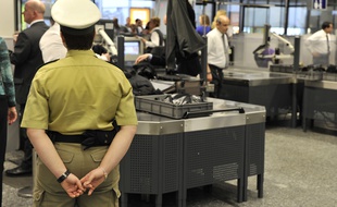 Des passagers passent les contrôles de sécurité à l’aéroport de Francfort, en Allemagne, le 2 février 2010.