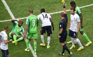 Carton jaune pour Matuidi lors du match contre le Nigeria à Brasilia le 30 juin 2014.