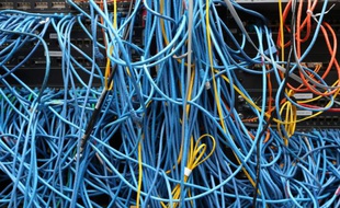 Des câbles dans une salle de serveurs informatiques