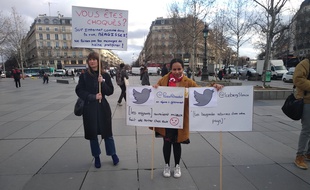 SOS Racisme affiche de véritables tweets racistes Place de la République à Paris