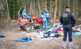 Illustration du démantèlement d'un camp de migrants.