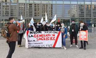 Une poignée d'étudiants a manifesté ce mardi devant le conseil régional d'Auverge Rhône-Alpes.